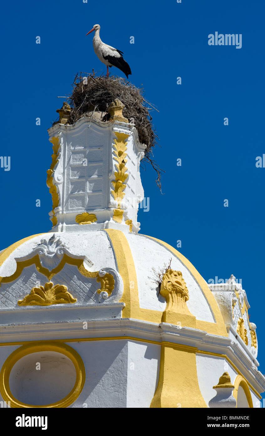 Il Portogallo, Algarve, Faro, la Capela de Santo Amaro chiesa duomo con una cicogna's Nest sulla parte superiore Foto Stock