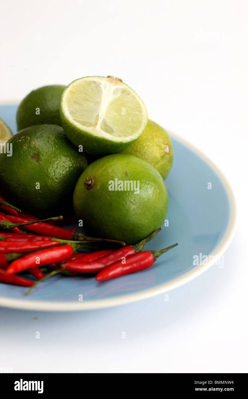 Limette fresche e peperoncino Foto Stock