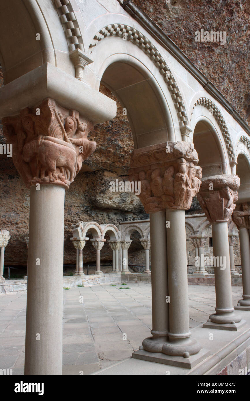 Chiostri, San Juan de la Peña Monastero, impostare nella roccia a strapiombo, Pirenei aragonesi, Spagna Foto Stock