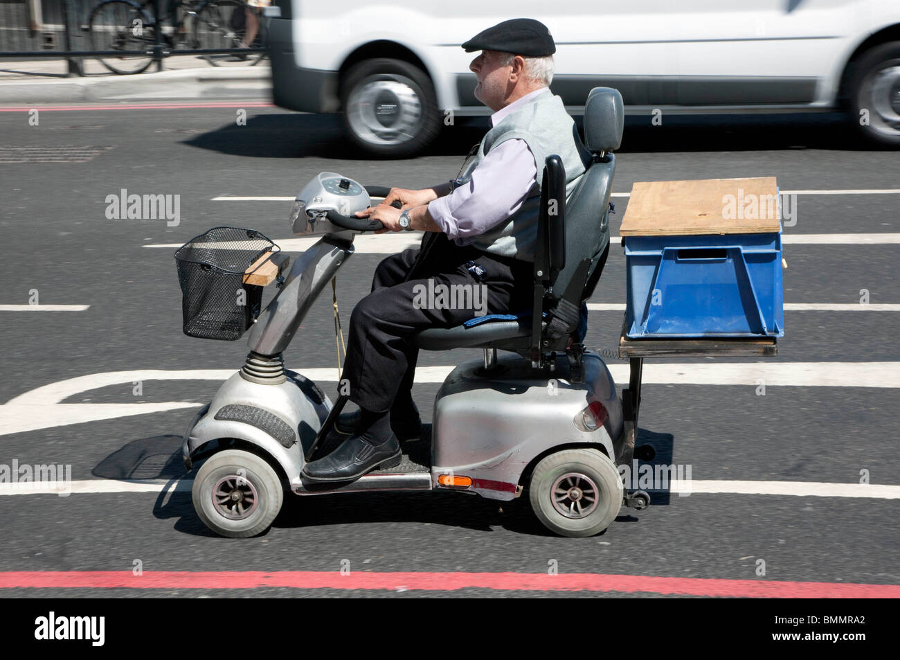 Mobilità scooter sulla carreggiata, Londra Foto Stock