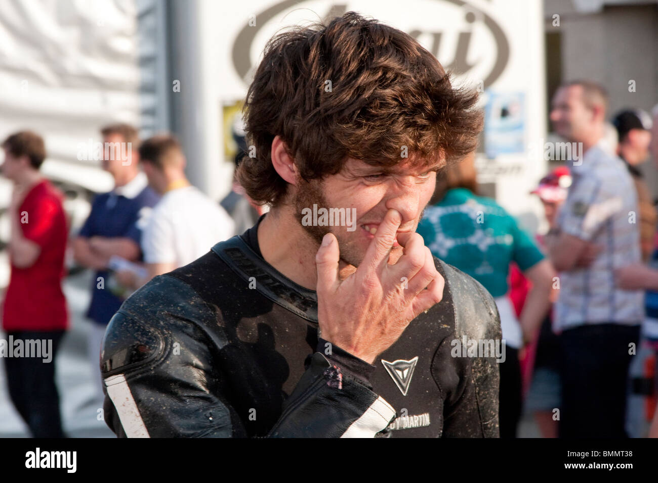 Guy Martin al 2010 Isola di Man Picking TT il suo naso e la settimana prima del suo incidente di esplosivo. Foto Stock