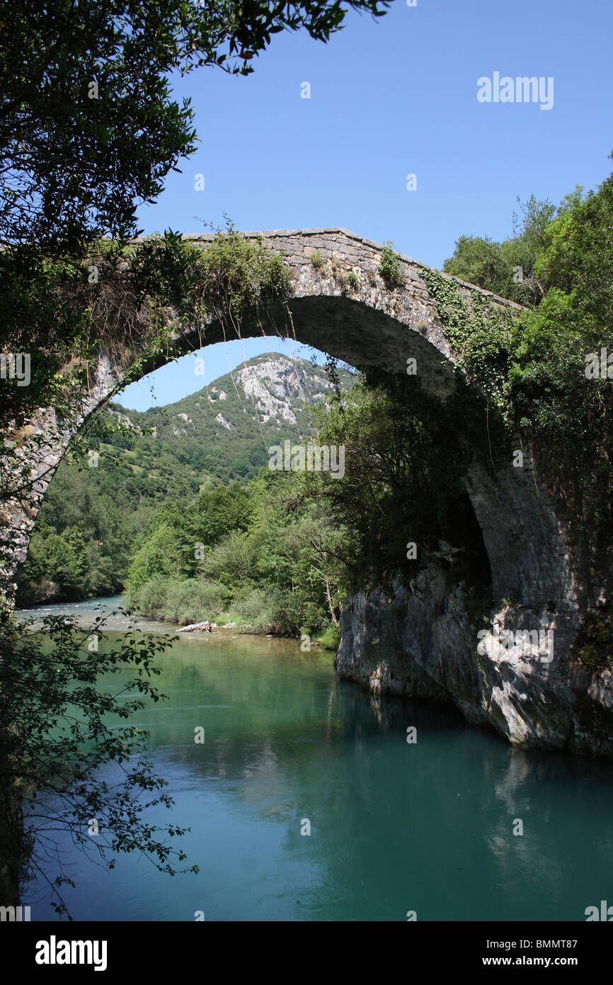 Puenta de Vidre ponte romano sul Rio Cares, Picos de Europa, Asturias, Spagna. Foto Stock