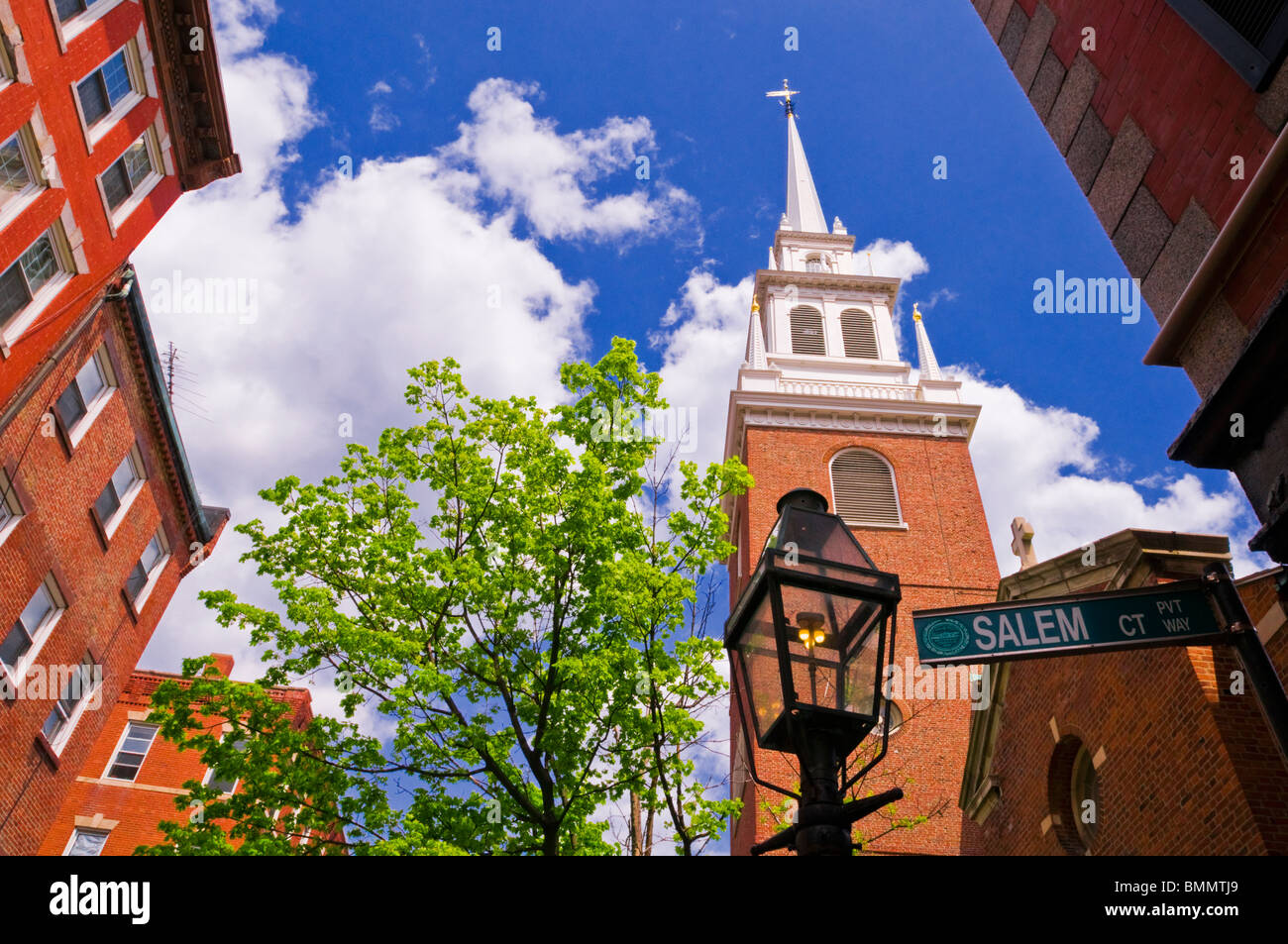 La vecchia chiesa del Nord e gas street la lampada sul sentiero della libertà, Boston, Massachusetts Foto Stock