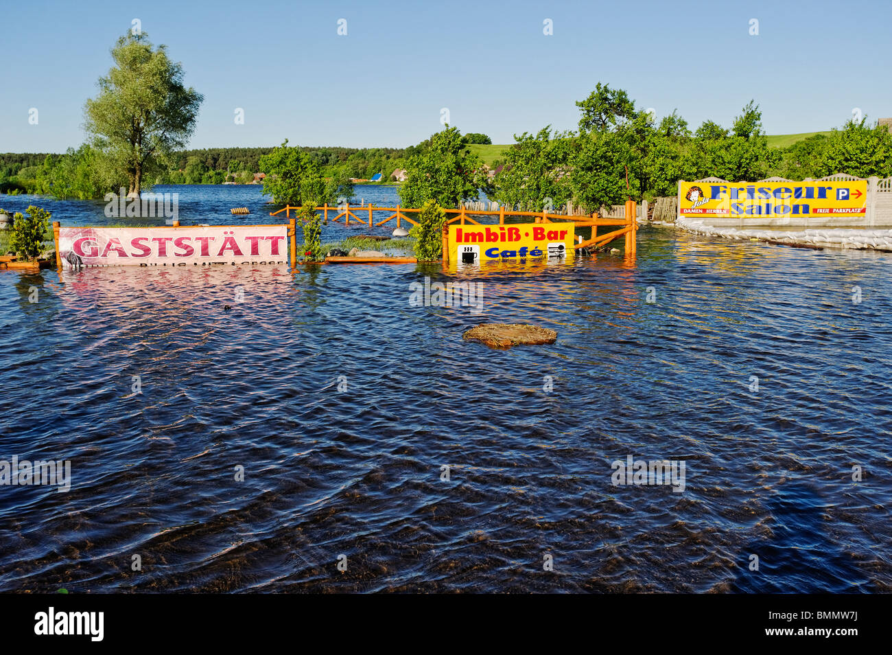 Inondati snack bar sul fiume Oder, Oder alluvione in 2010, Krajnik Dolny, Woiwodschaft West Pomerania, Polonia, Europa Foto Stock