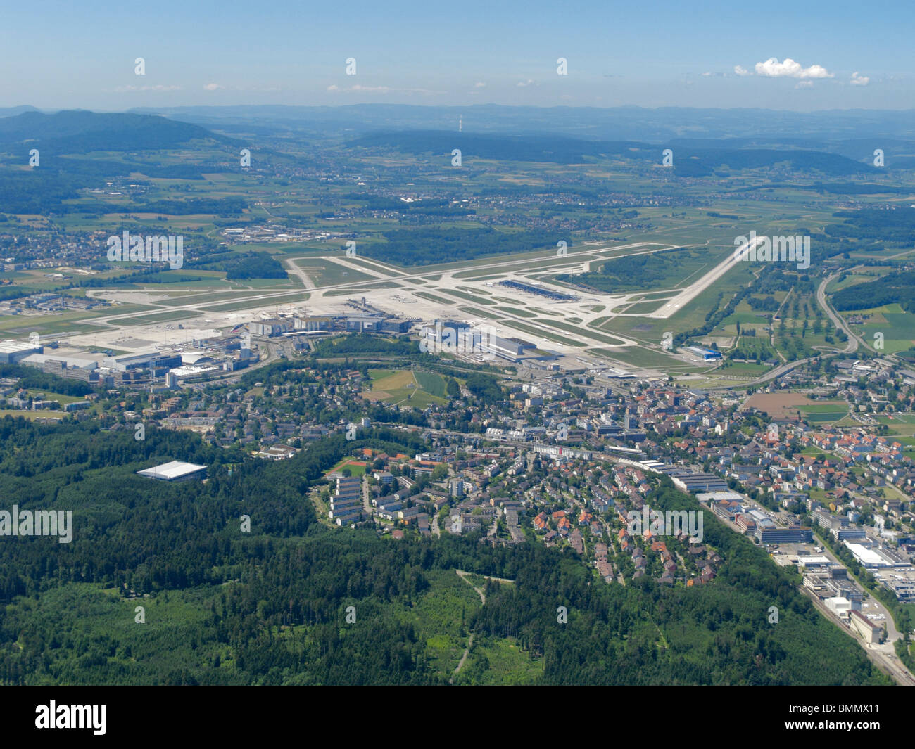 Panoramica aerea verso nord-ovest - Rwy 14/34 a sinistra, Rwy 28/06 al centro di Zurigo Kloten Aeroporto (ZRH/LSZH) Svizzera CH Foto Stock