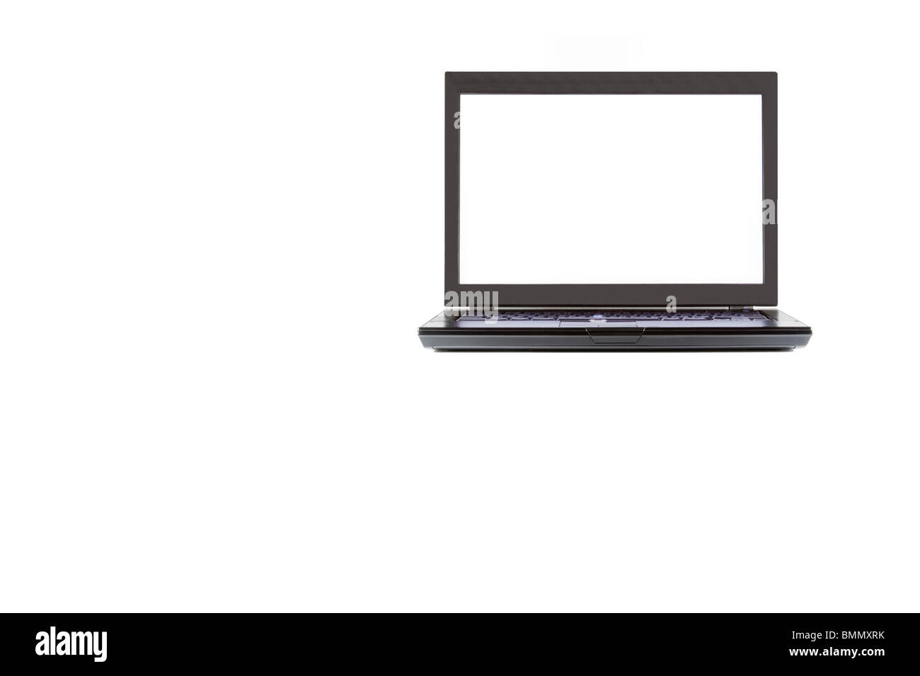 Vista frontale di un isolato notebook nero che mostra una schermata bianca Foto Stock