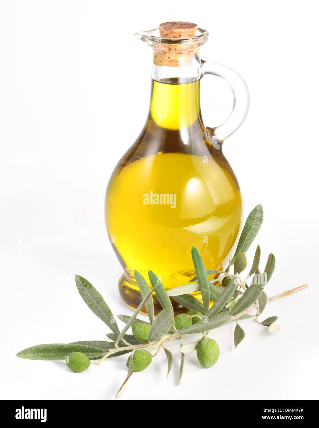 Il ramo con olive e una bottiglia di olio di oliva isolato su bianco Foto Stock