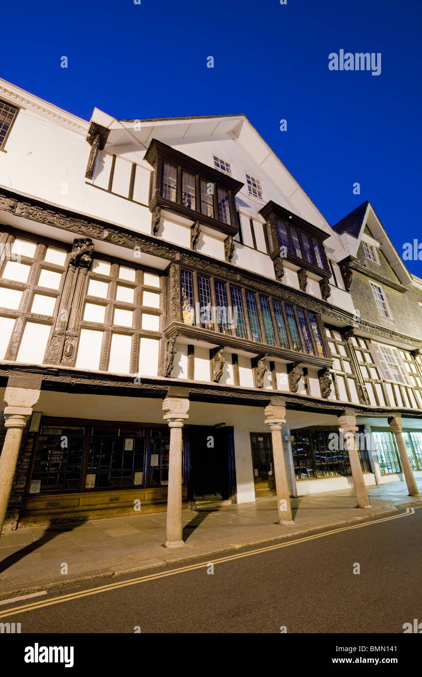 Duke Street e la Butterwalk di notte, Dartmouth, Devon, Inghilterra Foto Stock