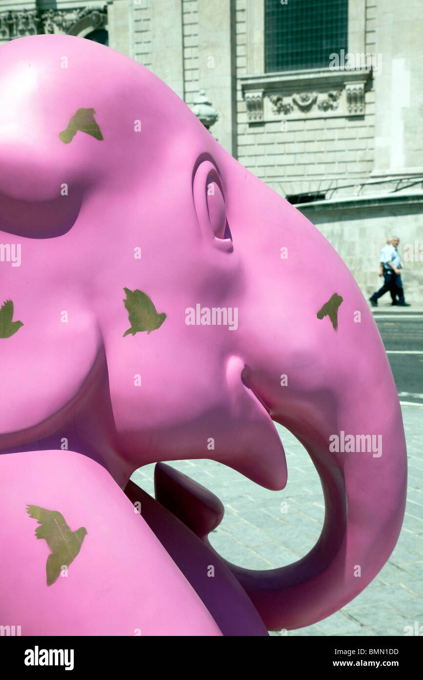 L'elefante fuori dalla stanza, Pochoir in Elephant Parade, Londra Foto Stock