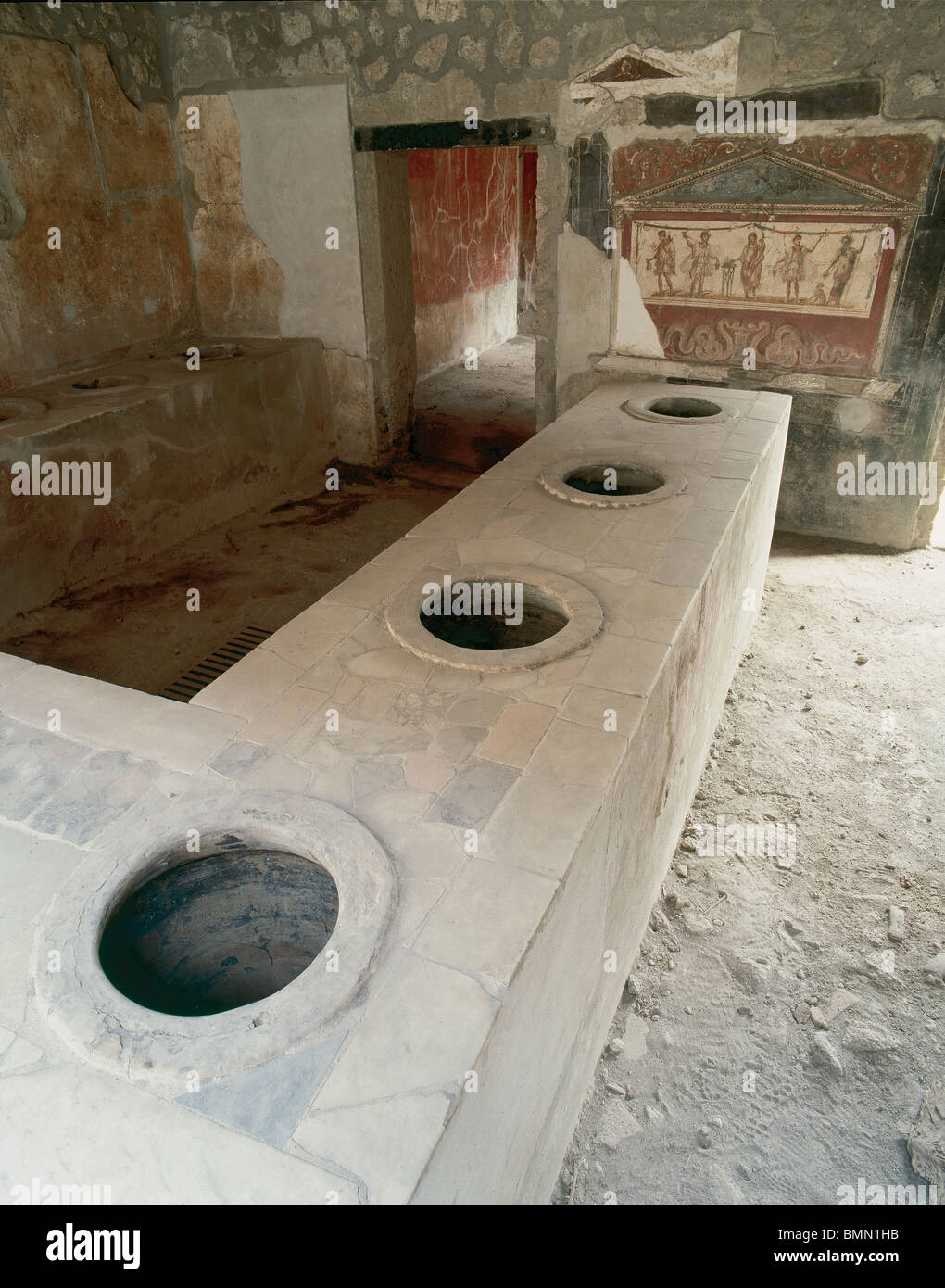 Thermopolium di Asellina. Stone bar con fori per posizionare le anfore contenenti bevande. Pompei. L'Italia. Foto Stock