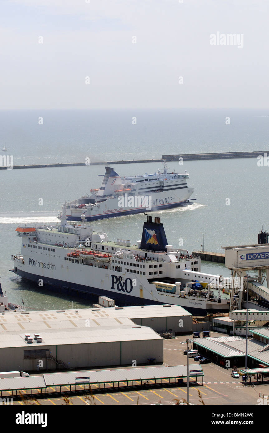 Seafrance azienda cross channel ferry Moliere a fianco di manovra P&O NAVE orgoglio della Borgogna nel porto di Dover, Kent England Regno Unito Foto Stock