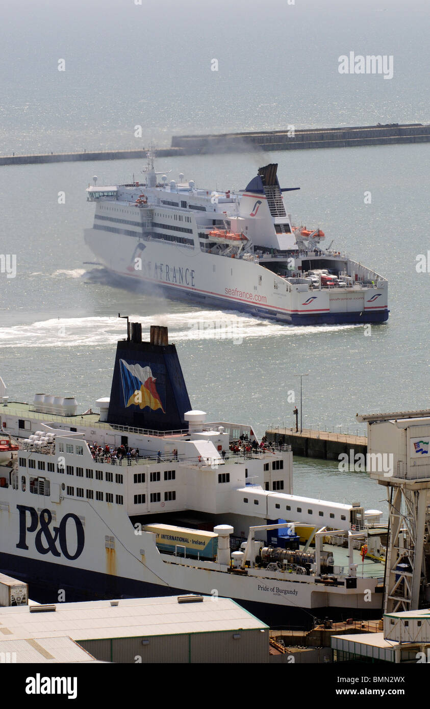 Seafrance azienda cross channel ferry Moliere a fianco di manovra P&O NAVE orgoglio della Borgogna nel porto di Dover, Kent England Regno Unito Foto Stock
