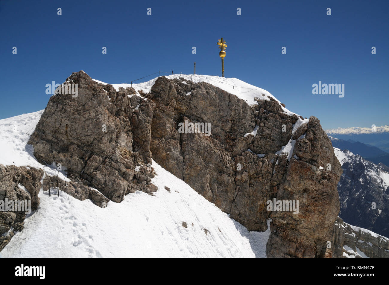 Oro croce di vetta dello Zugspitze, la Germania, il punto più alto Foto Stock