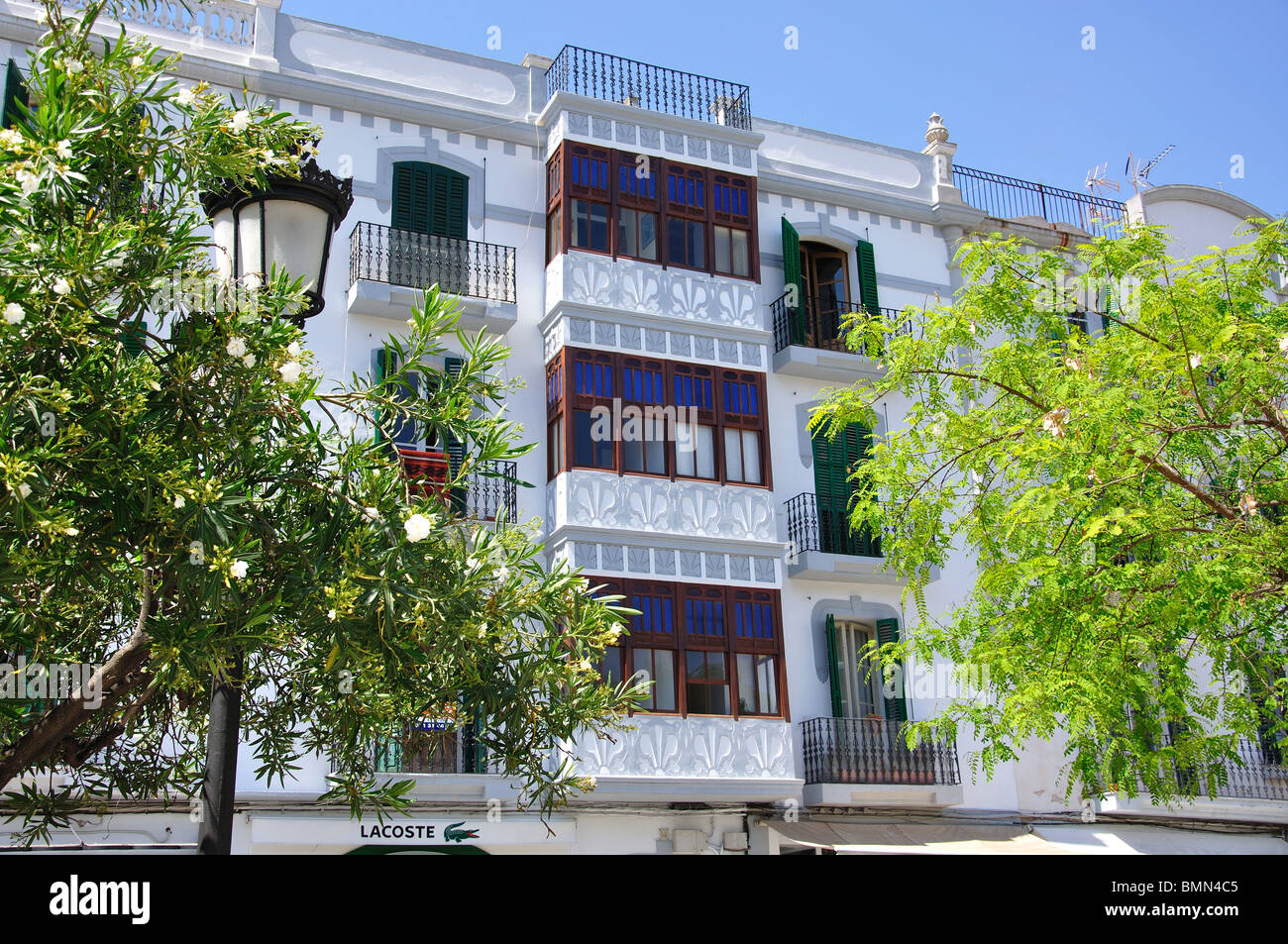 Edificio tradizionale con balconi, Paseo Vara del Rey, Eivissa, Ibiza, Isole Baleari, Spagna Foto Stock