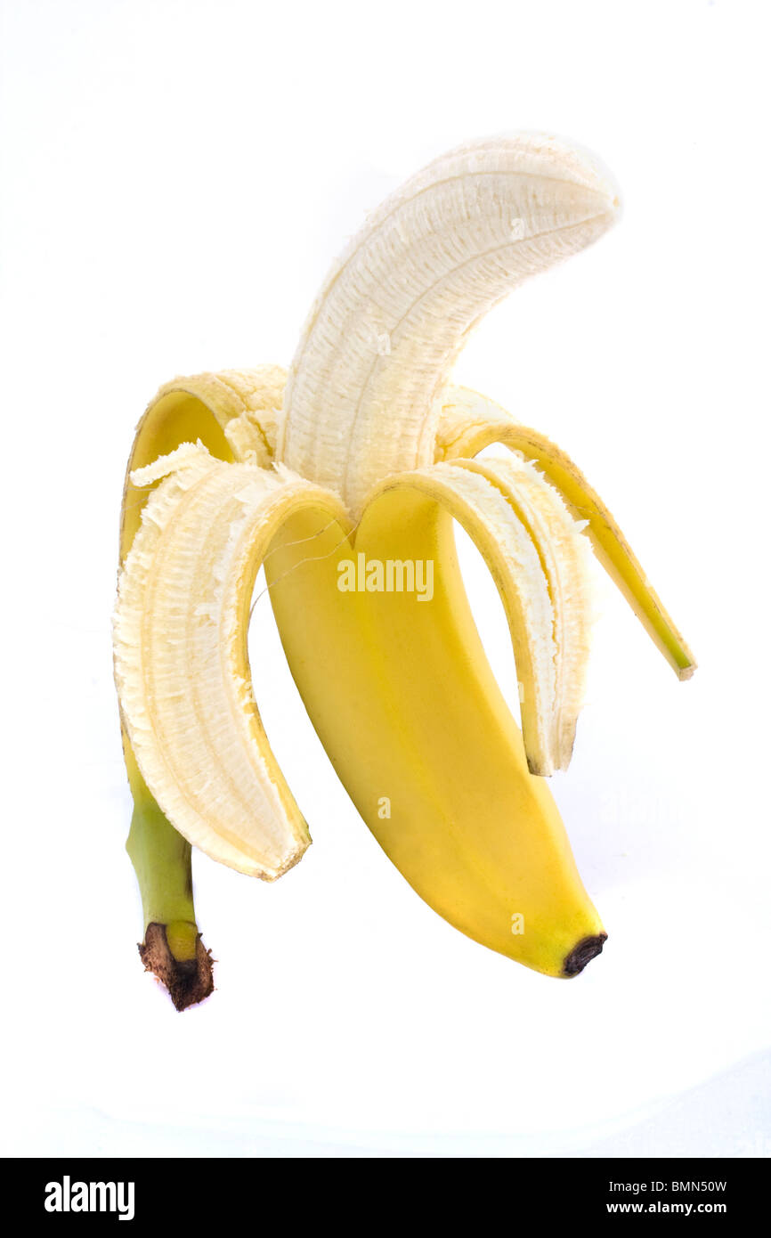 Mezza banana pelata su sfondo bianco Foto Stock