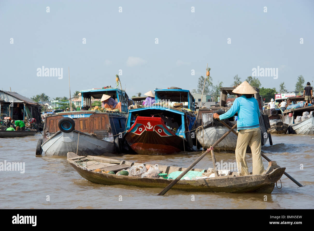 Una donna vietnamita remare una barca a Cai Rang mercato galleggiante nel Delta del Mekong area del Vietnam Foto Stock