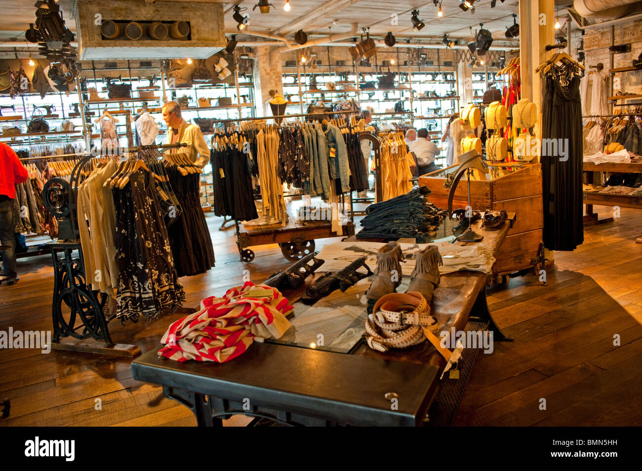 Londra, Inghilterra, Regno Unito, shopping di vestiti sul distretto di  Portobello Road, all'interno del negozio di abbigliamento vintage Foto  stock - Alamy