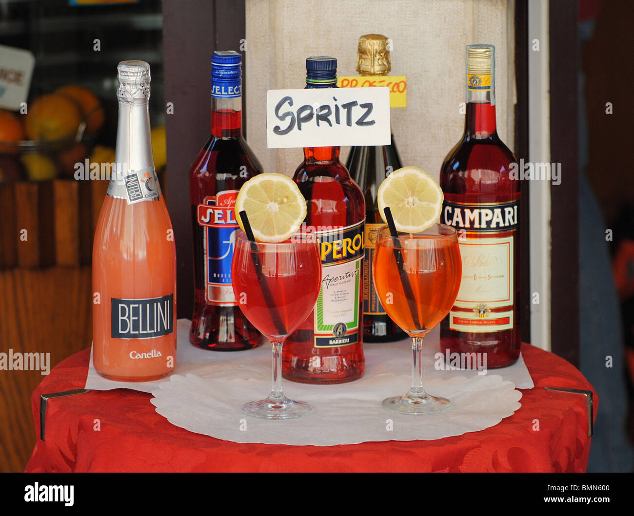 Un display di Spritz e Bellini in un bar di Venezia, Italia Foto Stock
