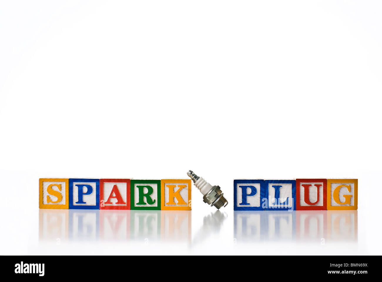 Colorata per bambini ortografia blocchi candela con una candela al centro Foto Stock