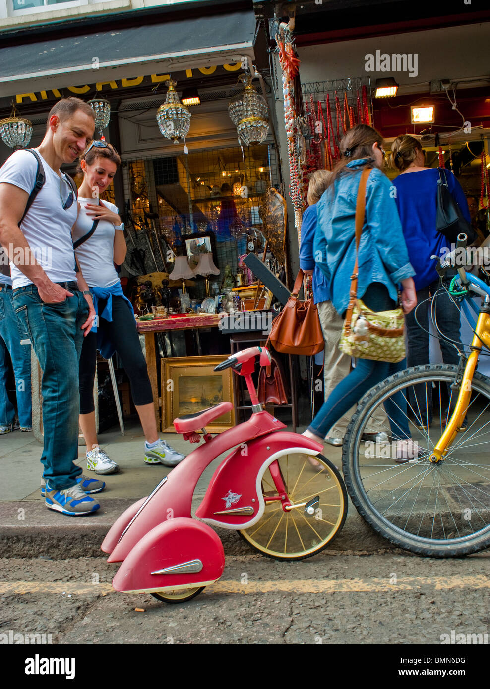 Londra, Inghilterra, Regno Unito, persone che fanno shopping nel quartiere di Portobello Road, fuori dalla strada Scenes, giovane coppia portobello svago giocattoli d'epoca Foto Stock