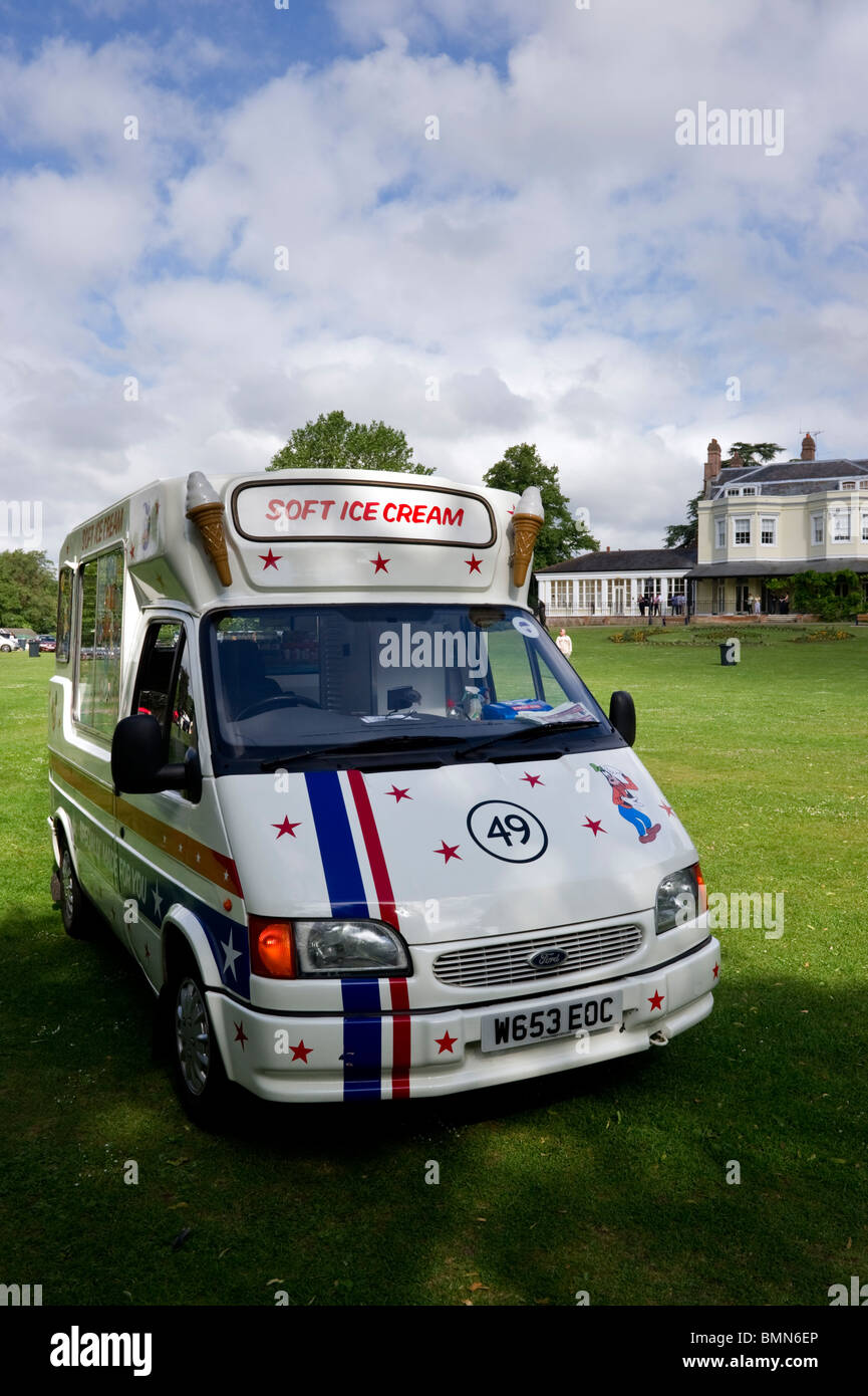 Un fermo di gelato van parcheggiato nella motivazione dei giardini di corte Marlow a Marlow town festival regata annuale Foto Stock