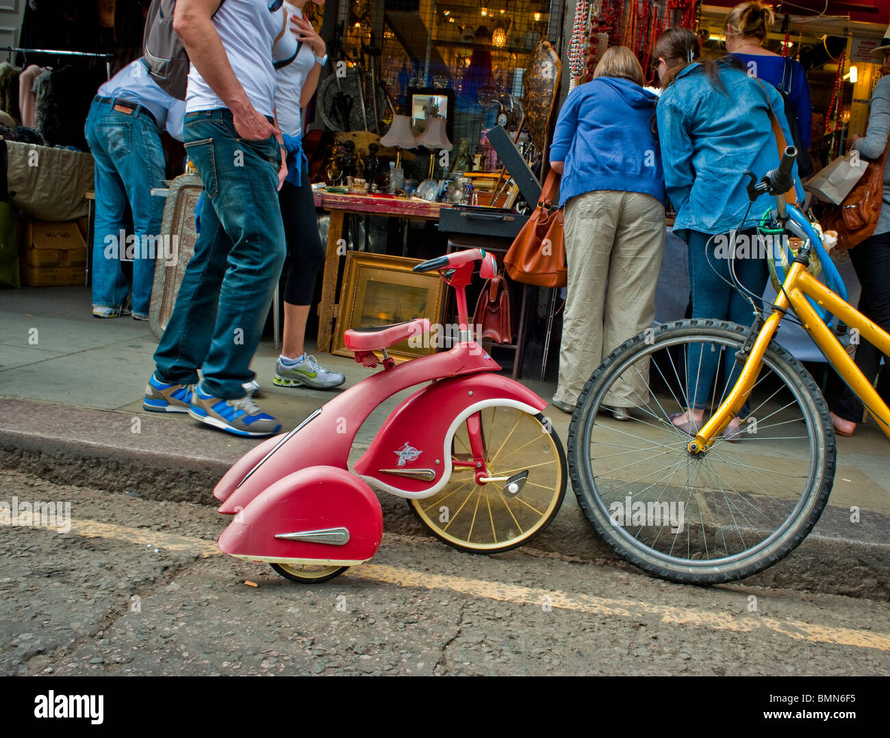 Londra, Inghilterra, Regno Unito, persone che fanno shopping in Portobello Street negozi londra, Outside Street Scenes, biciclette Vintage Toys in esposizione, negozi di thrift, biciclette, negozi di biciclette, negozi di biciclette, Notting Hill District, giocattoli vecchio stile Foto Stock