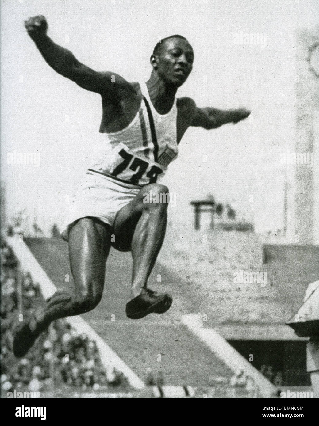 JESSE OWENS (1913-1980) Noi atleta con il suo vincere il salto in lungo al 1936 Olimpiadi di Berlino Foto Stock