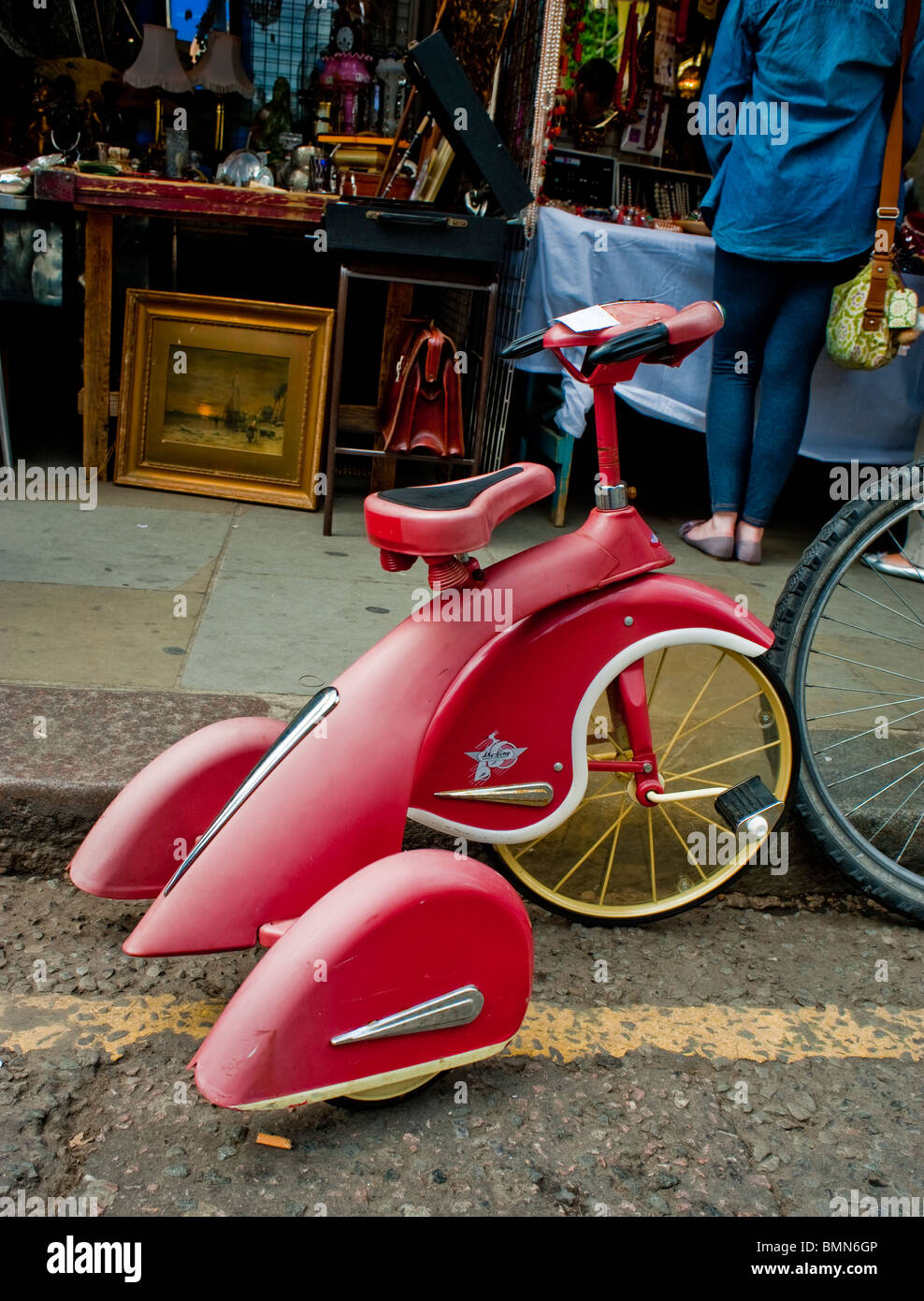 Londra, Inghilterra, Regno Unito, dettaglio, Old Bicycles Antiques, sulla strada nel quartiere di Portobello Road, fuori dalle strade, negozi urbani in bicicletta Foto Stock