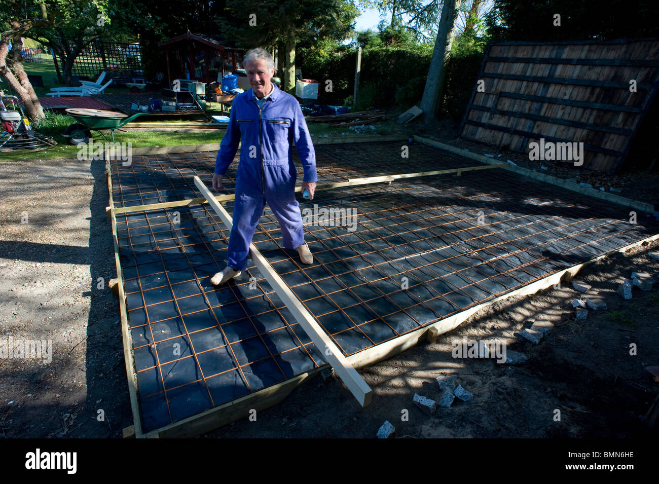 L'uomo la preparazione di base in cemento con acciaio re-enforcment umido e la membrana impermeabile Foto Stock