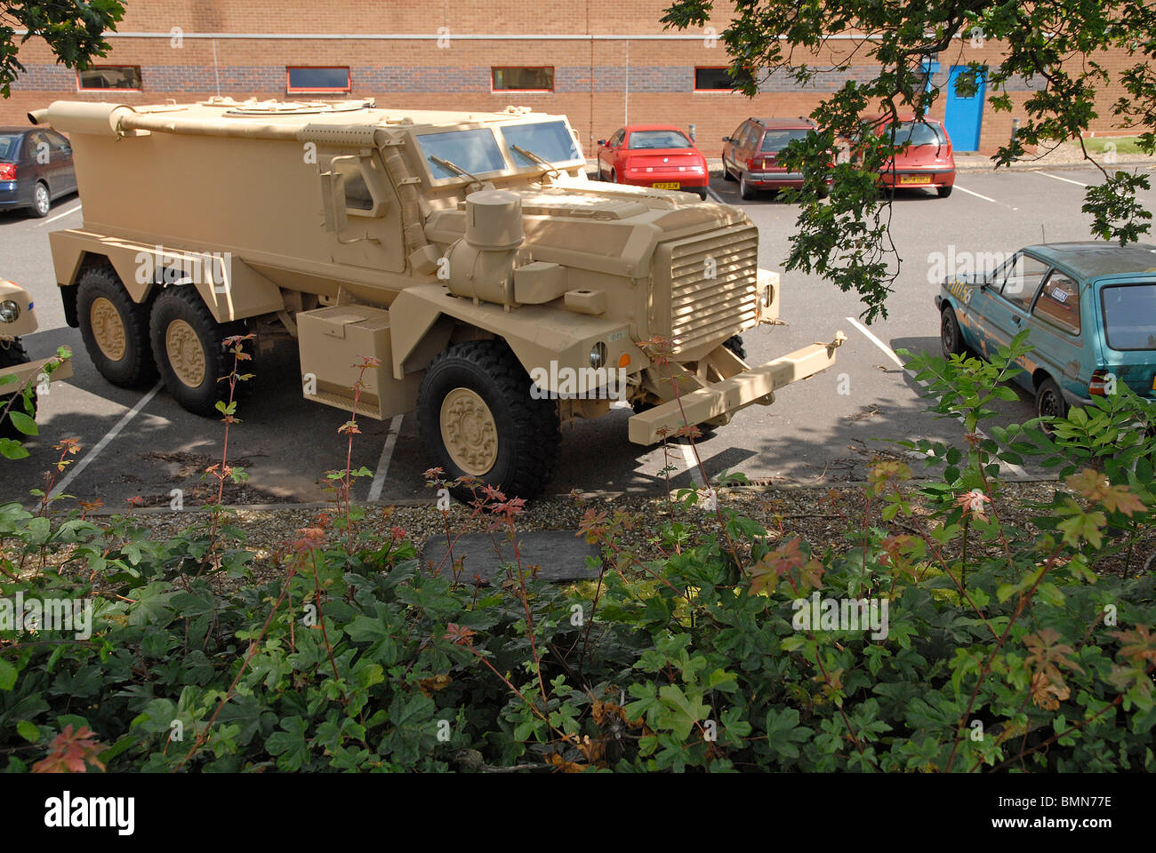 Mastiff (il nuovo 'a prova di bomba' truppa portante per l'Afghanistan) nel parcheggio auto al Motor Industry Research Association HQ, Nuneaton Foto Stock