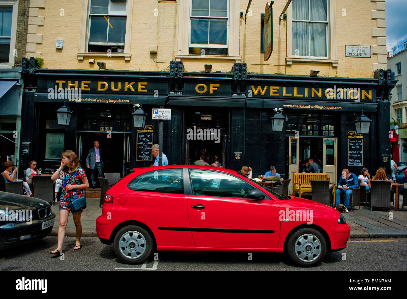 Londra, Inghilterra, Regno Unito, automobili parcheggiate, persone fuori dal pub inglese nel quartiere di Portobello Road, "il Duca di Wellington" Foto Stock