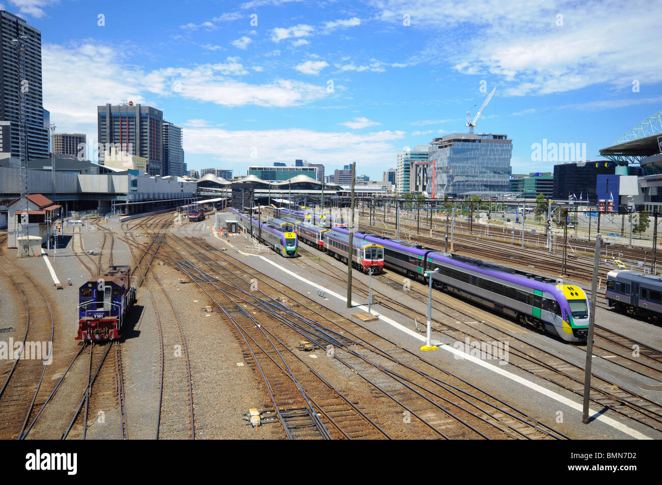 Moltitudine di binari e treni in un grande cantiere ferroviario Foto Stock