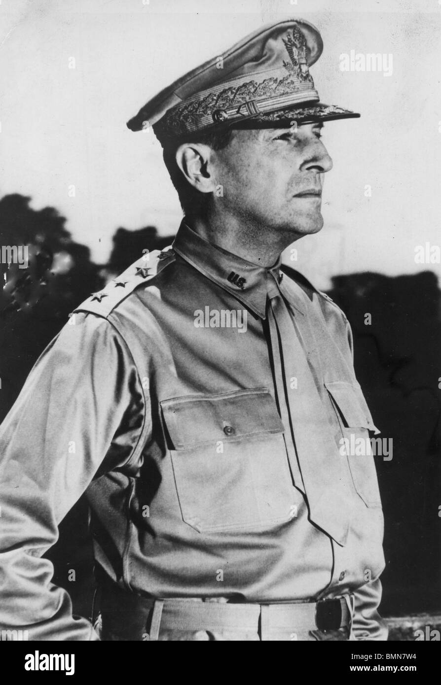 DOUGLAS MacARTHUR (1880-1964) soldato americano circa 1943 Foto Stock