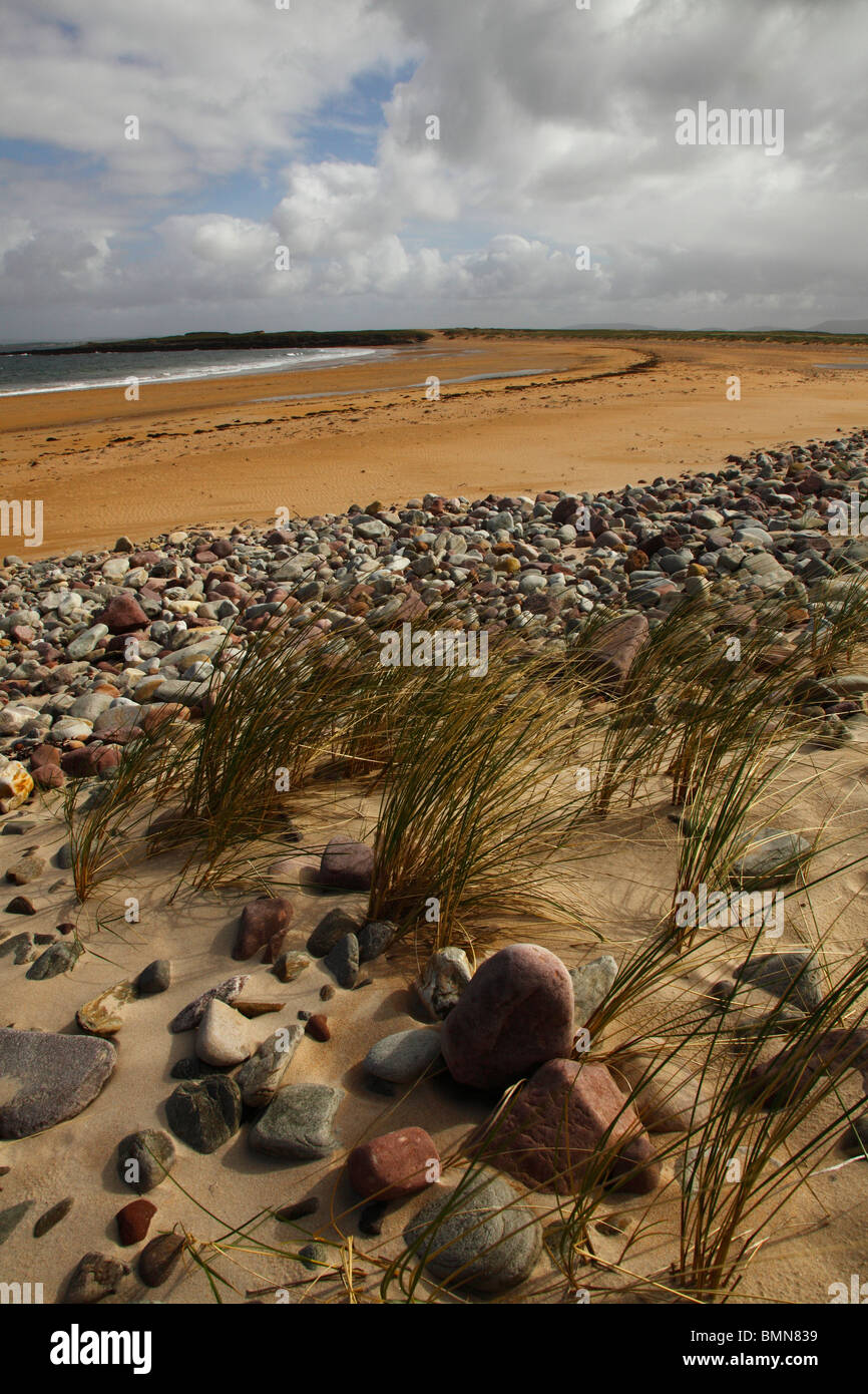Dugort Bay e la spiaggia, Achill Island, Co Mayo, Western Eire, sud Irlanda,Isole Britanniche. Foto Stock