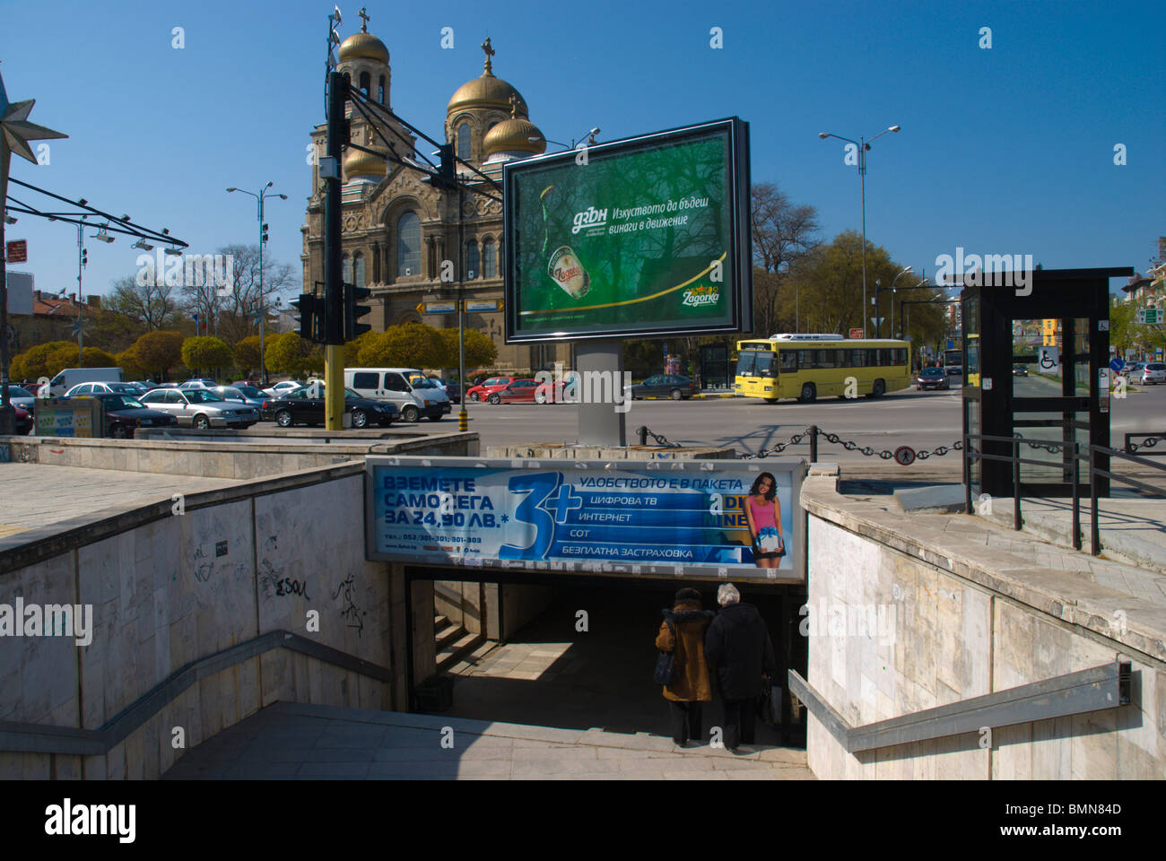 Subway tunnel sotterraneo e cattedrale Pl Mitropolitska Simeone piazza centrale di Varna il litorale del Mar Nero in Bulgaria in Europa Foto Stock