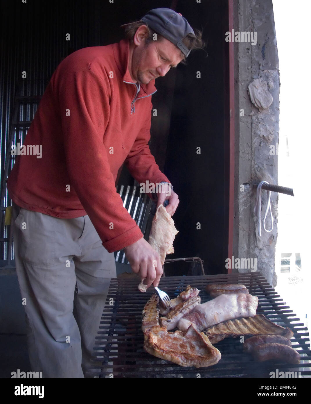 'Asado a la parrilla' grigliate di carne in un sito in costruzione, in stile Argentino, Buenos Aires, Argentina Foto Stock