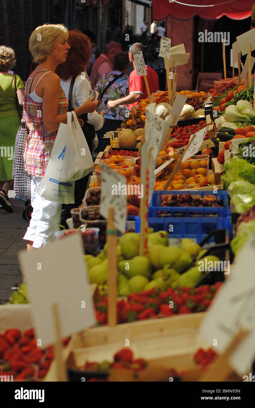 Una donna comprare la frutta in un mercato di Venezia, Italia Foto Stock