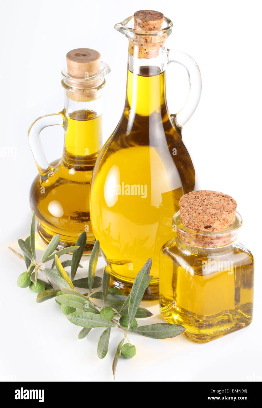 Il ramo con olive e a bottiglie di olio di oliva isolato su bianco Foto Stock