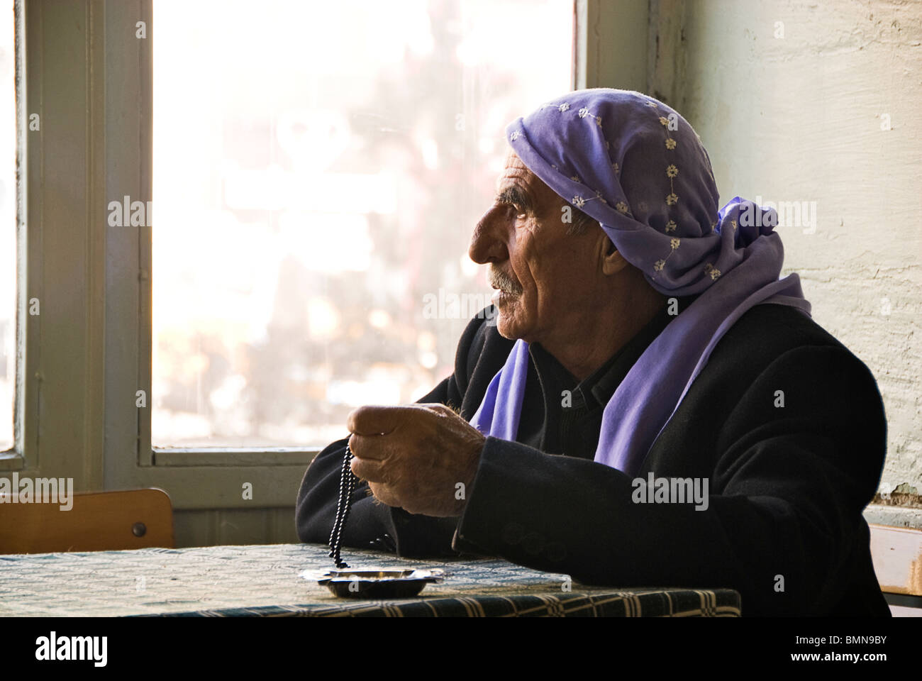 Il vecchio uomo con velo e Rosario, Sanliurfa, Turchia, Asia. Foto Stock