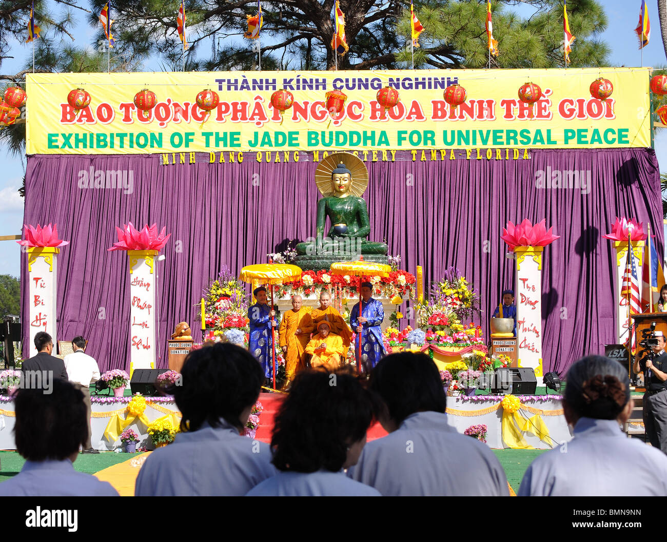 I monaci e le persone al salone del Buddha di Giada Foto Stock