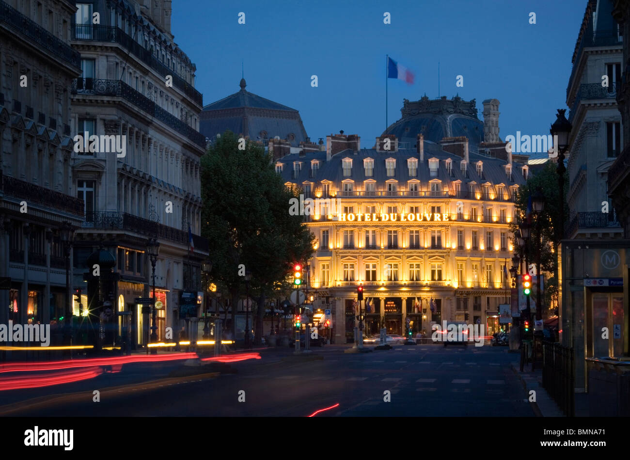 Avenue de l' Opera e l'Hotel Du Louvre nel dopo ore, Parigi Foto Stock