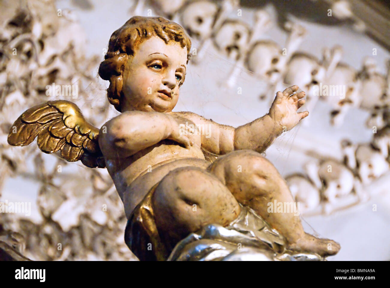 Statuetta di un angelo in una chiesa di Praga. Repubblica ceca, Europa Foto Stock