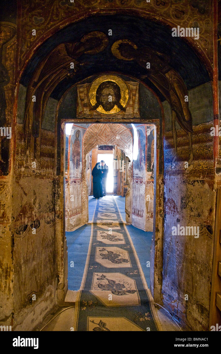 All'interno di uno dei monasteri dipinti della Bucovina, la Romania, l'Europa. Foto Stock