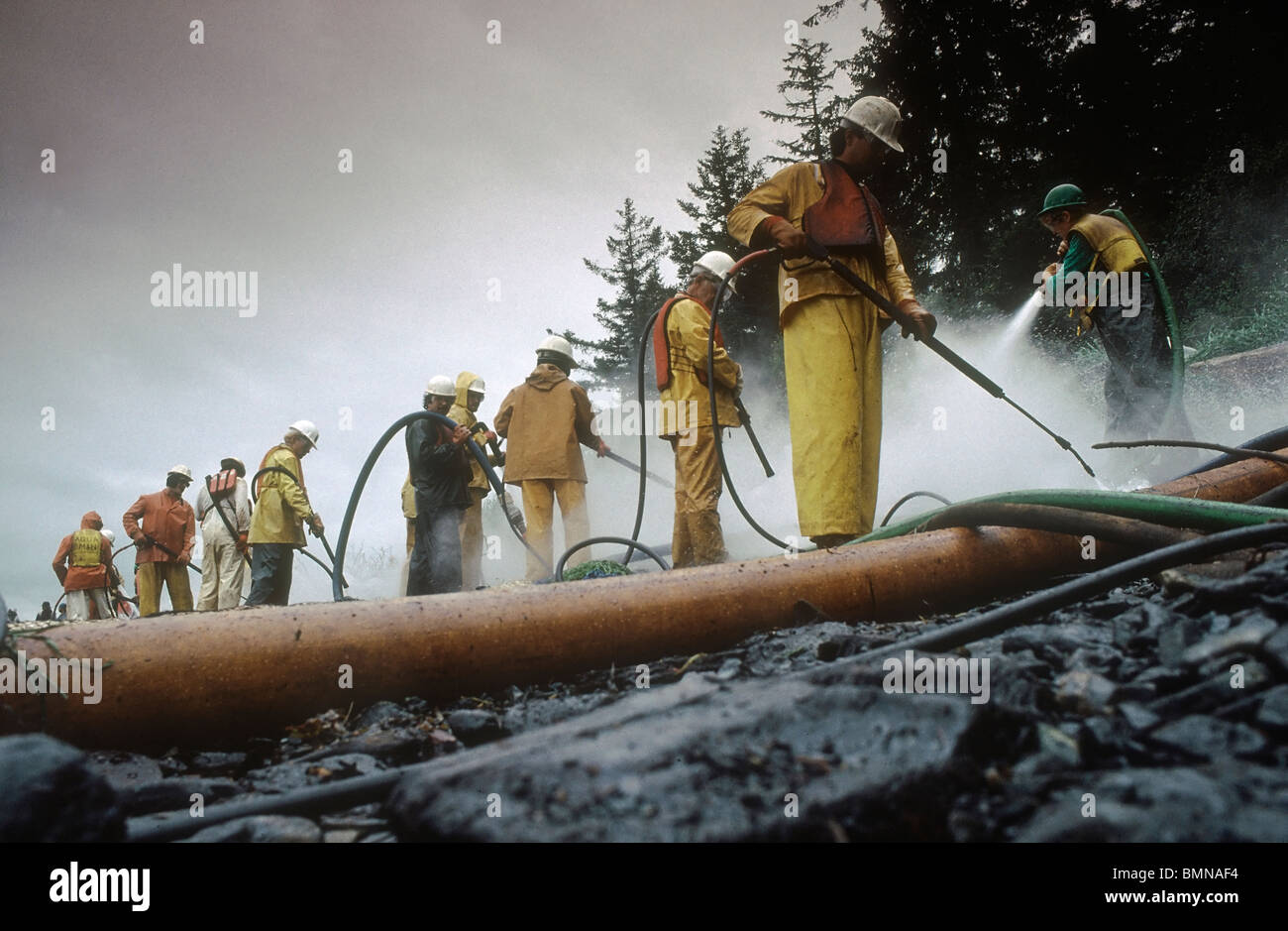 Fuoriuscita di olio pulito fino in Alaska Foto Stock