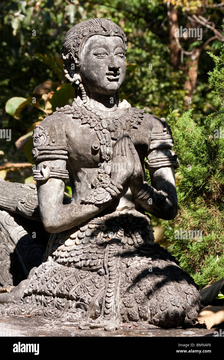 Statua di pietra a passi al tempio Golden Triangle, Sop Ruak, Thailandia. Foto Stock