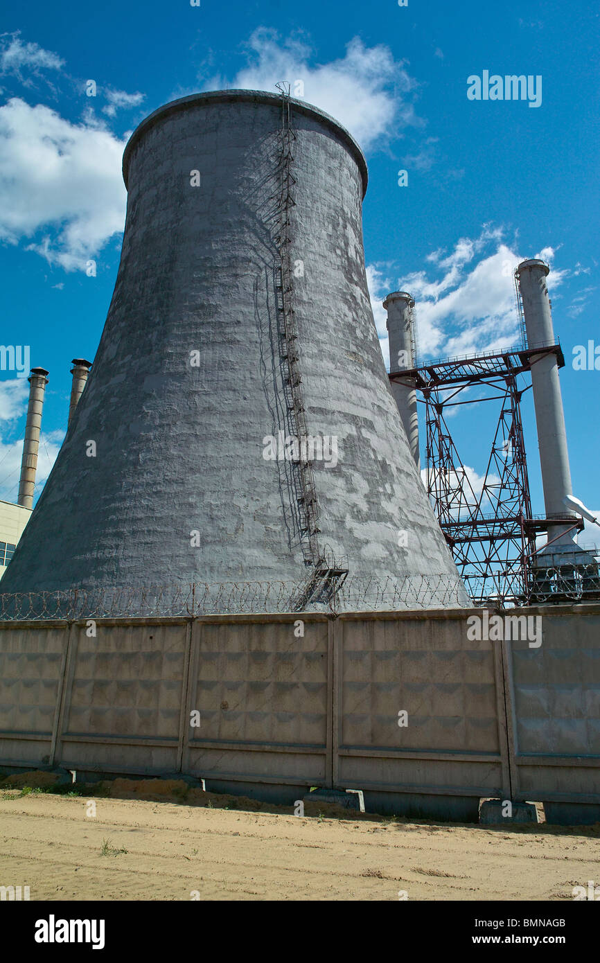 Calore stazione electropower con cielo blu e nuvole Foto Stock