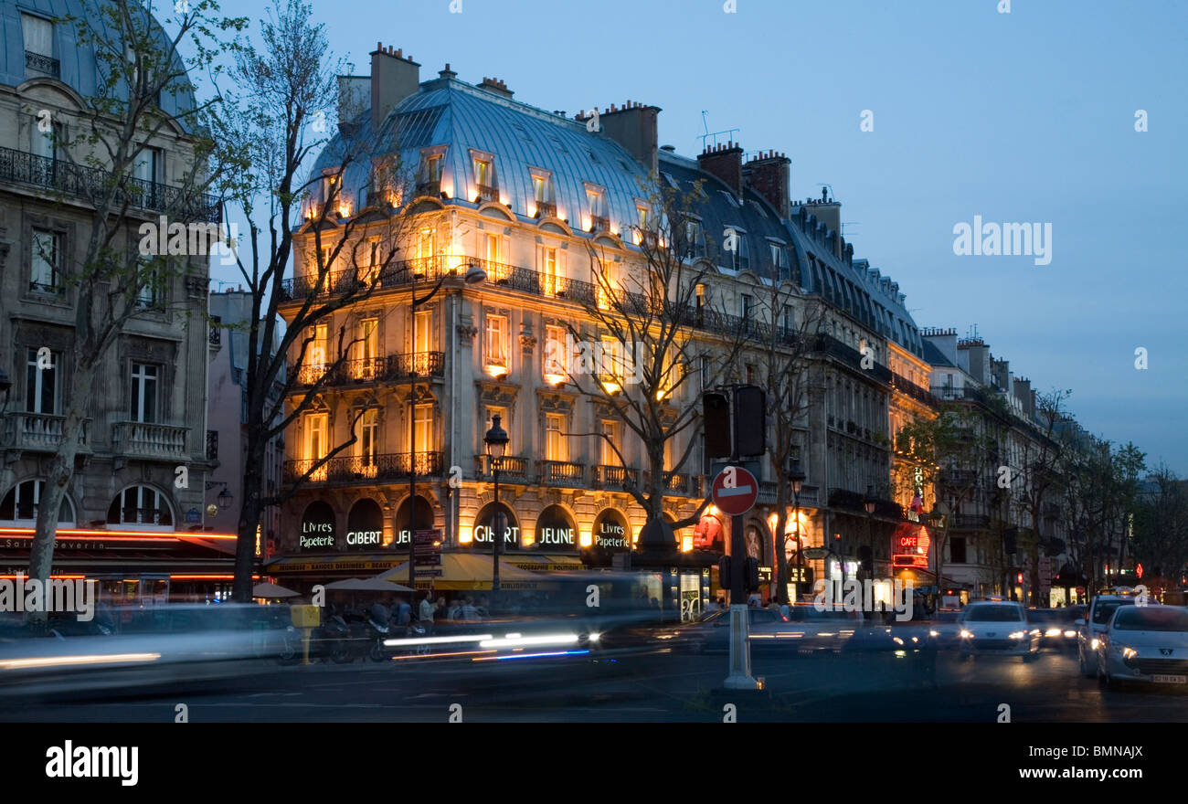 Una scena di strada nella Rive Gauche, Boulevard St Germain, Parigi Foto Stock