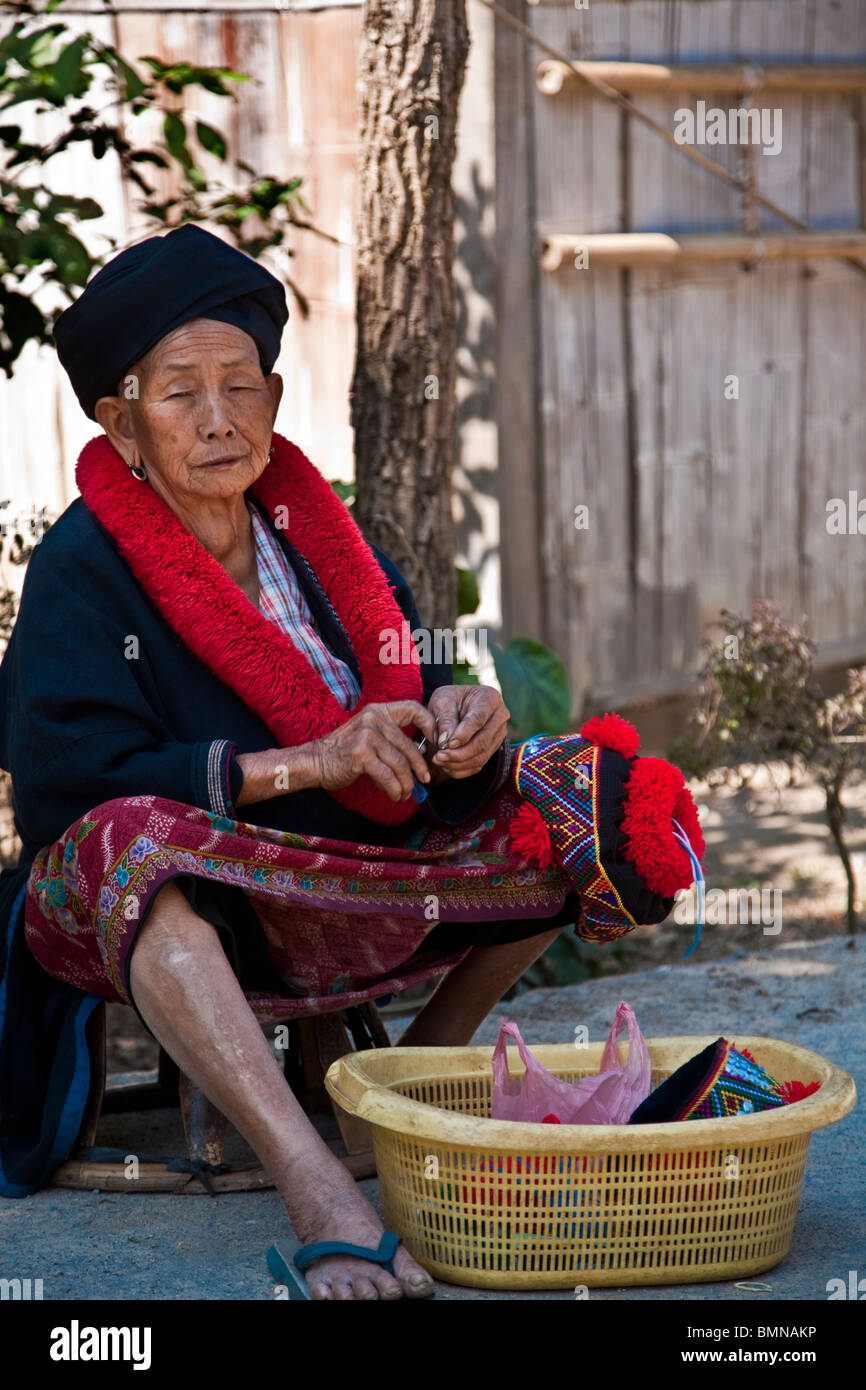 Anziana signora tailandese nel tradizionale costume nazionale, Yeo/Yao, nel nord della Thailandia. Foto Stock