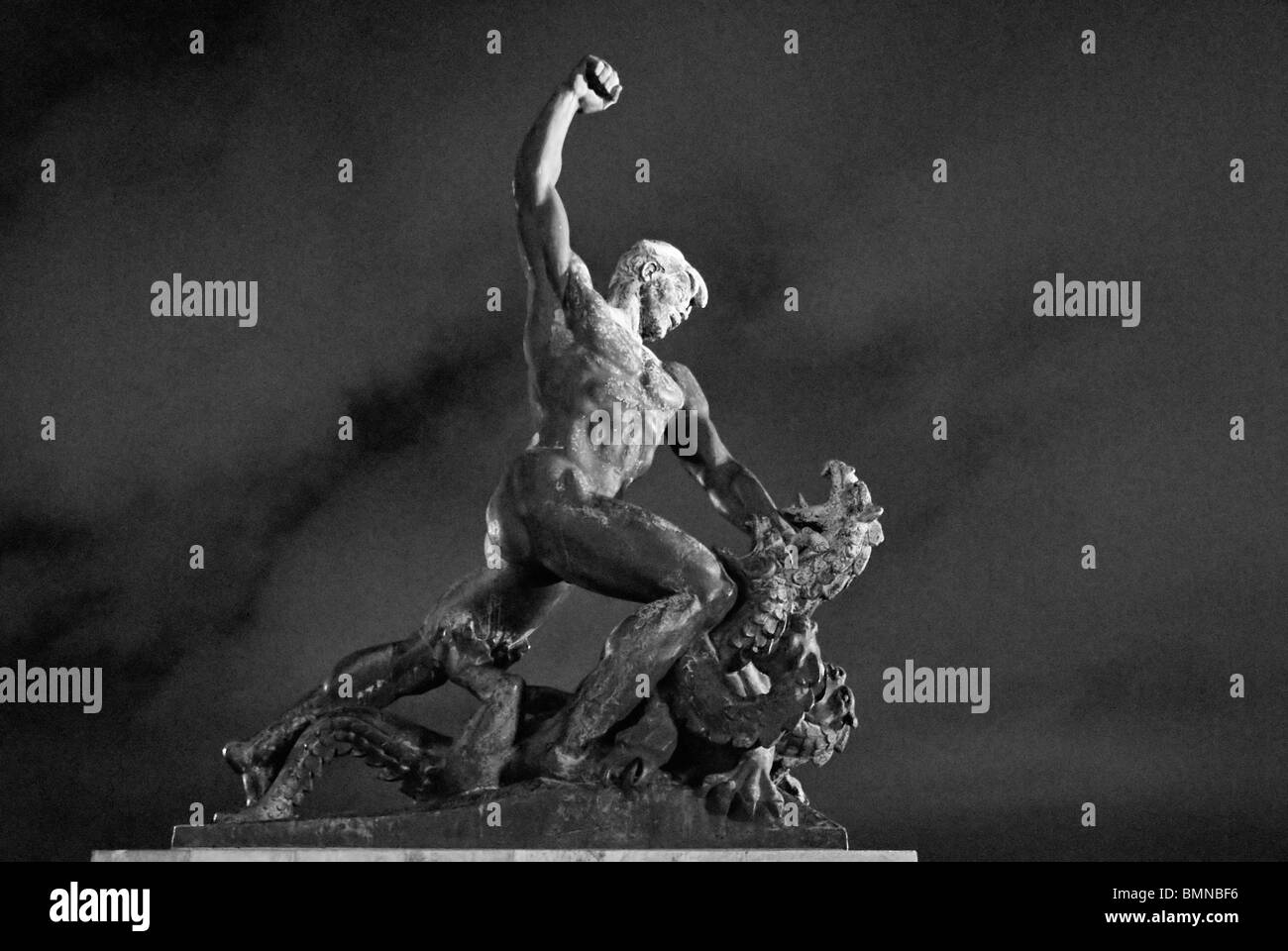 Statua di bronzo di un uomo che uccide il drago di notte, parte del Monumento della Liberazione gruppo in Budapest. Ungheria, Europa Foto Stock