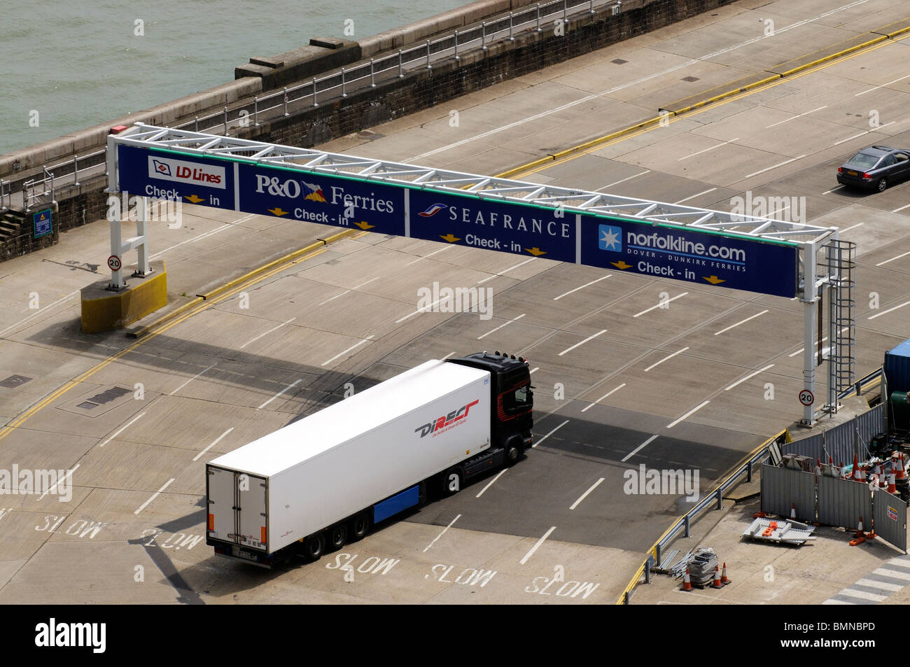 Verificare nelle corsie per il traffico di salire a bordo del canale trasversale le compagnie di navigazione a Dover Kent England Regno Unito Foto Stock